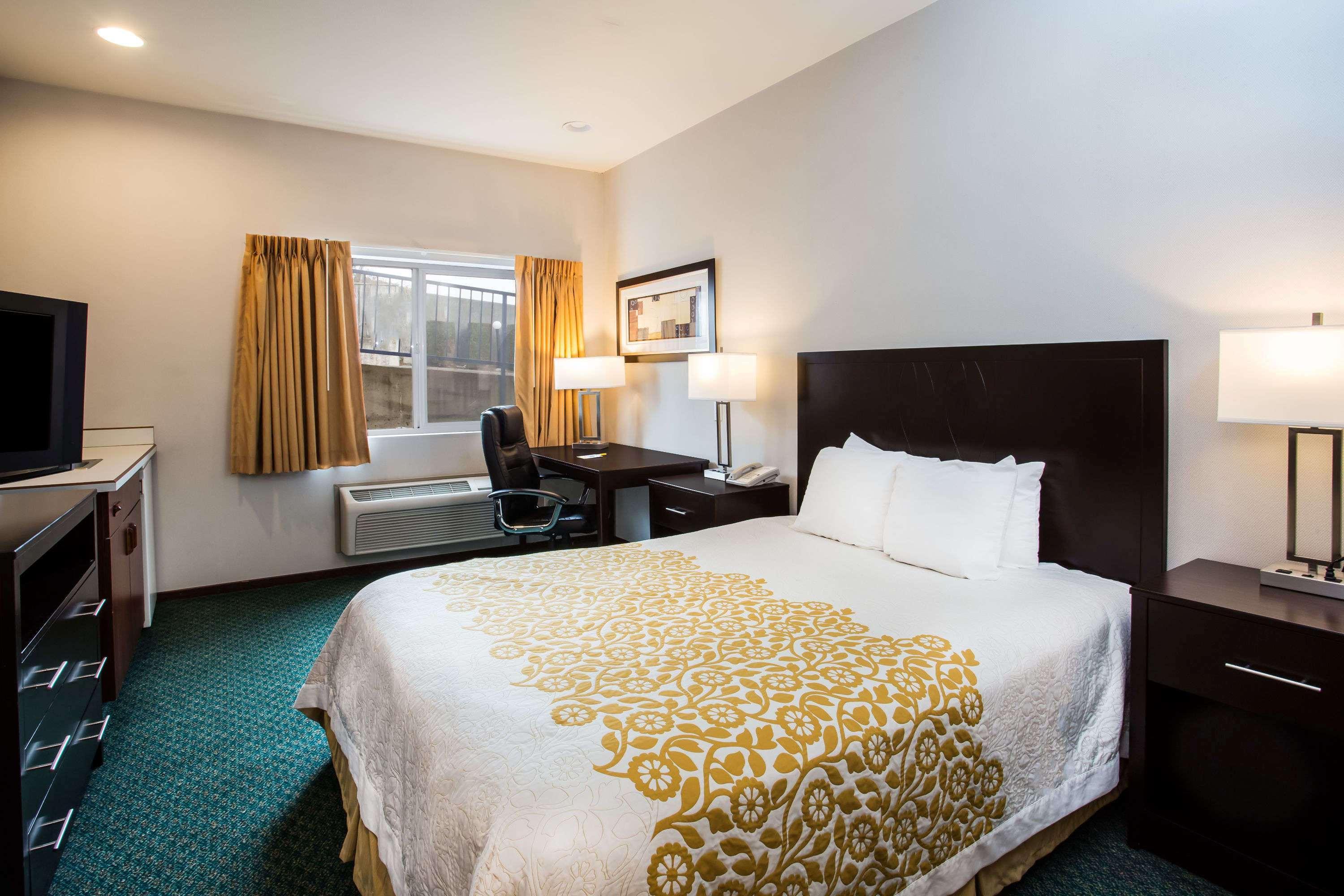 Days Inn By Wyndham Seattle Aurora Шорлайн Екстериор снимка