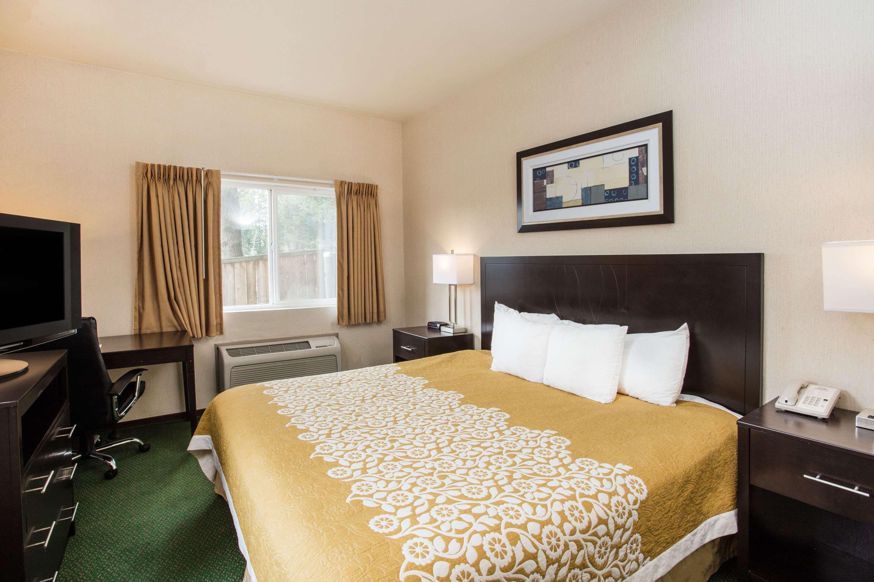 Days Inn By Wyndham Seattle Aurora Шорлайн Екстериор снимка