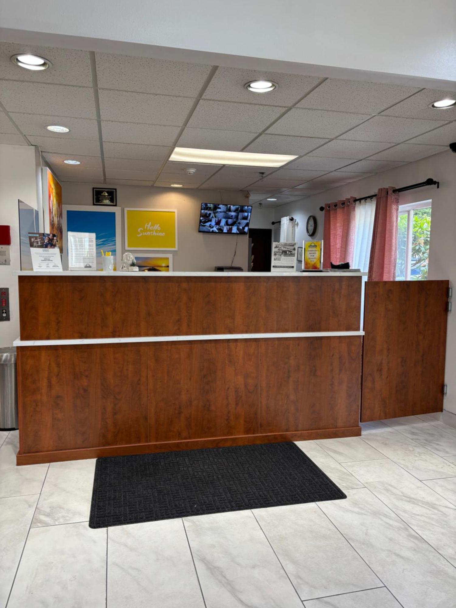 Days Inn By Wyndham Seattle Aurora Шорлайн Екстериор снимка